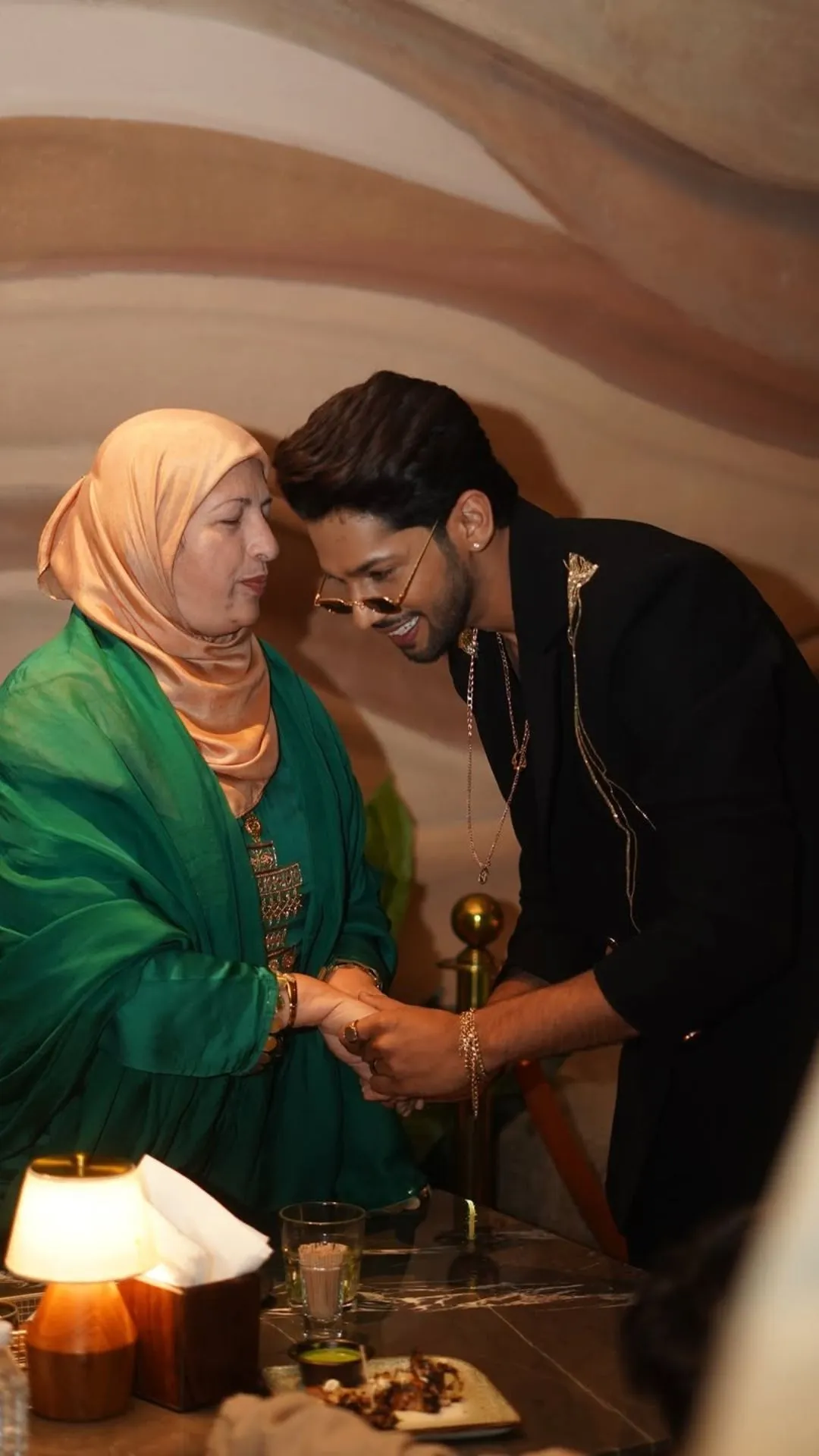 Baseer Shares A Warm Moment With Farhana’s Mother